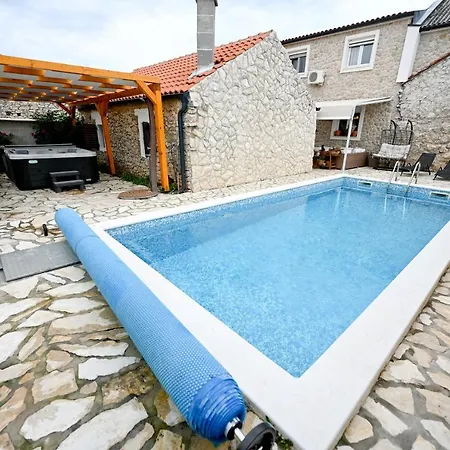 Kiara, Jacuzi, Heating Swiming Pool, Billiard Table *