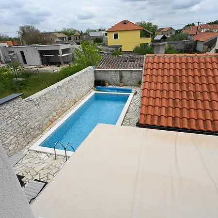Kiara, Jacuzi, Heating Swiming Pool, Billiard Table Nin