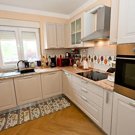 Kiara, Jacuzi, Heating Swiming Pool, Billiard Table Nin