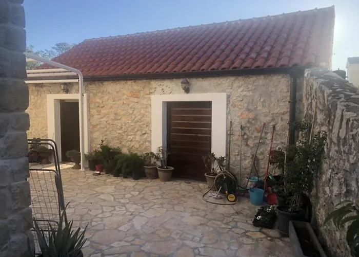 Kiara, Jacuzi, Heating Swiming Pool, Billiard Table Villa *