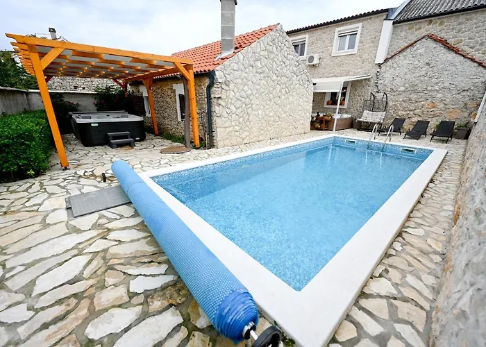 Kiara, Jacuzi, Heating Swiming Pool, Billiard Table *