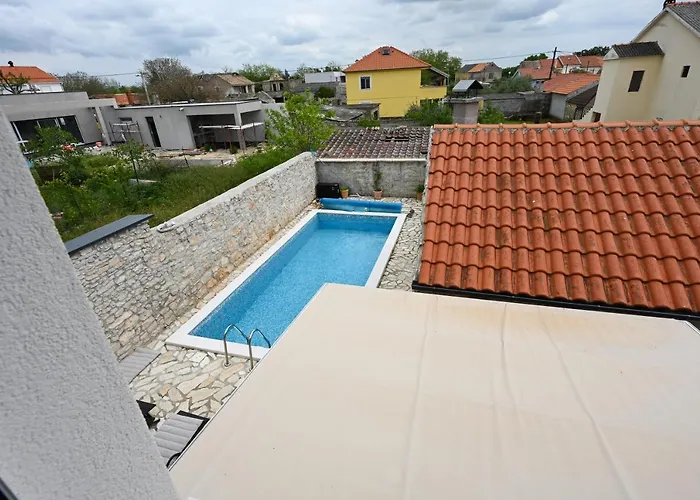 Kiara, Jacuzi, Heating Swiming Pool, Billiard Table Nin