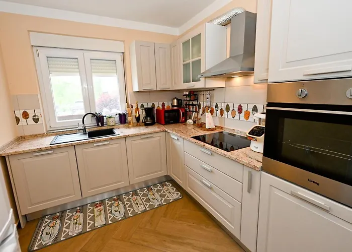 Kiara, Jacuzi, Heating Swiming Pool, Billiard Table Nin