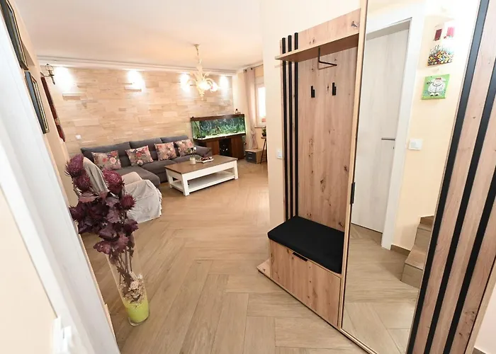 Kiara, Jacuzi, Heating Swiming Pool, Billiard Table Nin