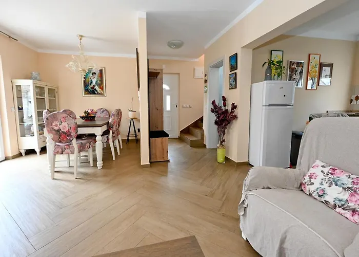 Kiara, Jacuzi, Heating Swiming Pool, Billiard Table